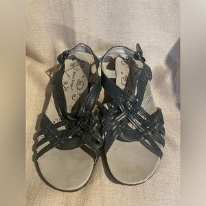 BARE TRAPS sandals